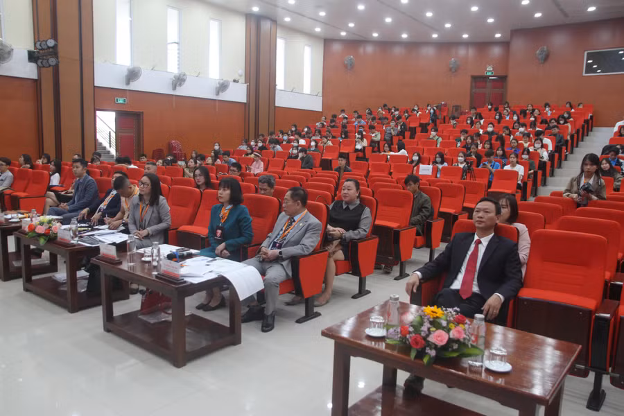 Ban Giám khảo làm việc cật lực và công tâm.