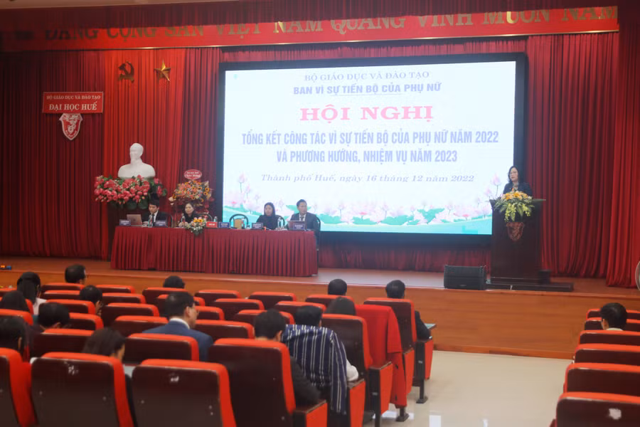 Thứ trưởng Ngô Thị Minh đưa ra nhiều vấn đề để các đại biểu tham dự bàn luận. Thứ trưởng Ngô Thị Minh đưa ra nhiều vấn đề để các đại biểu tham dự bàn luận.