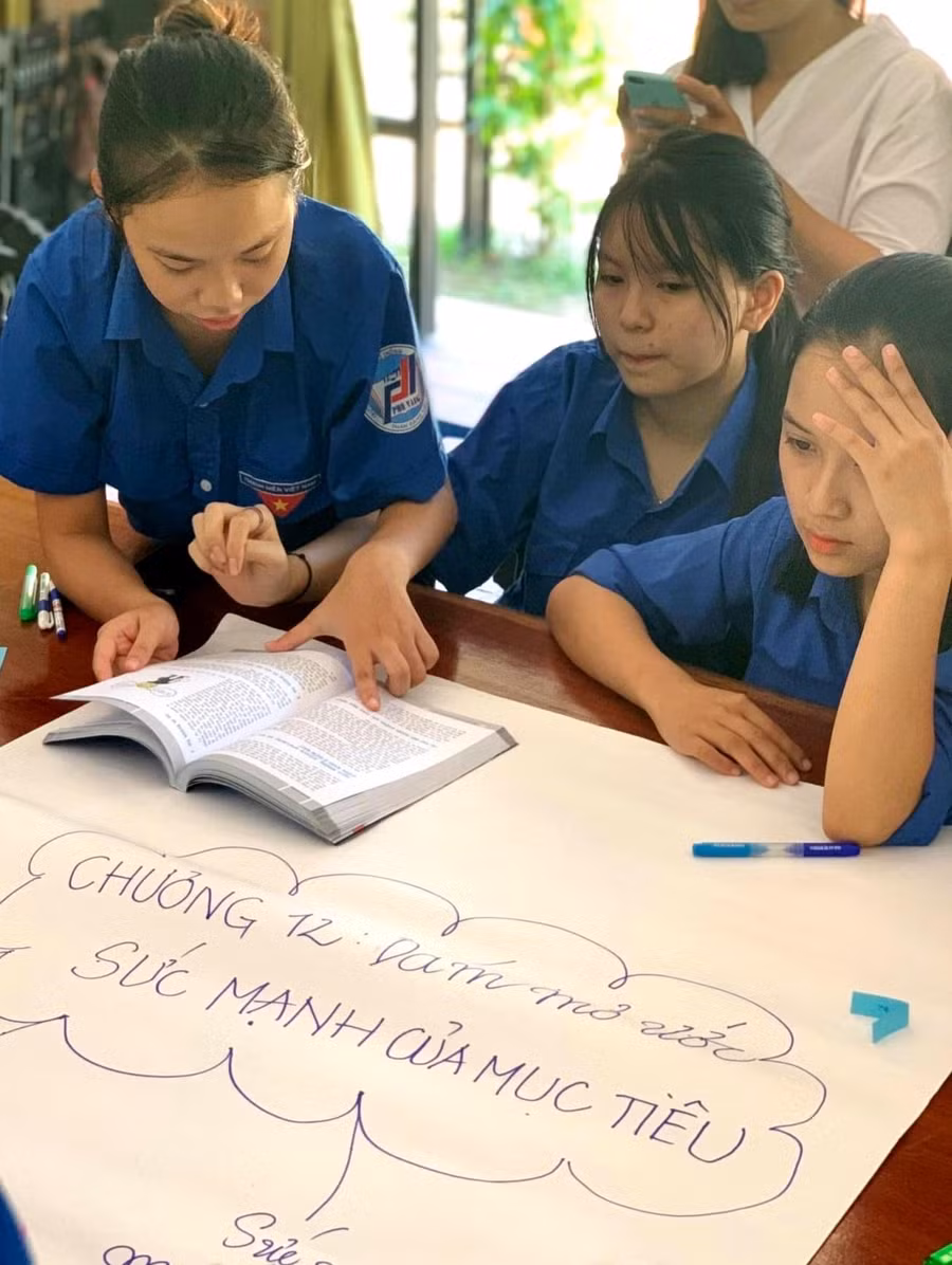 Việc định hướng nghề cho học sinh từ lấy phiếu chọn ngành nghề năm học đầu tiên cấp 3 được nhà trường chú trọng thực hiện.