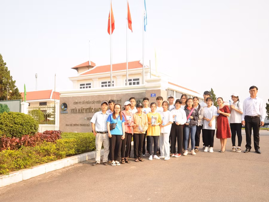 Thầy cô giáo hướng dẫn học sinh nhà trường đến các công ty học tập.