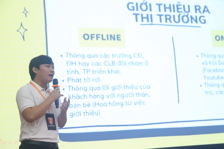 Mỗi nhóm trình bày ngắn gọn đề tài thực hiện và nhận được nhiều câu hỏi từ Ban giám khảo.