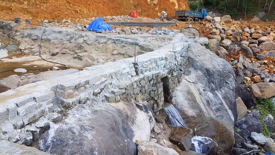 Các khu vực ông Bình tự ý xây dựng chặn con suối lại.
