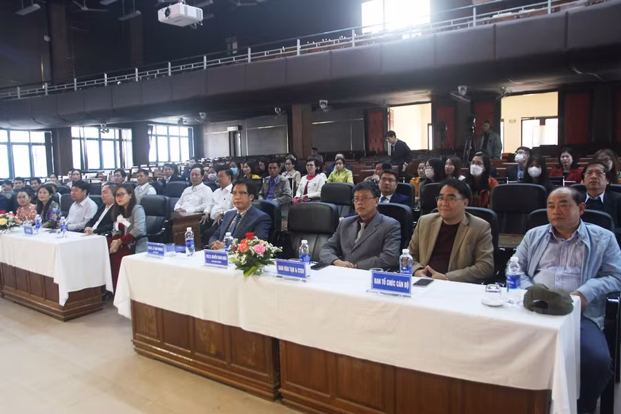 Các đại biểu và học viên, nghiên cứu sinh tại Lễ khai giảng.
