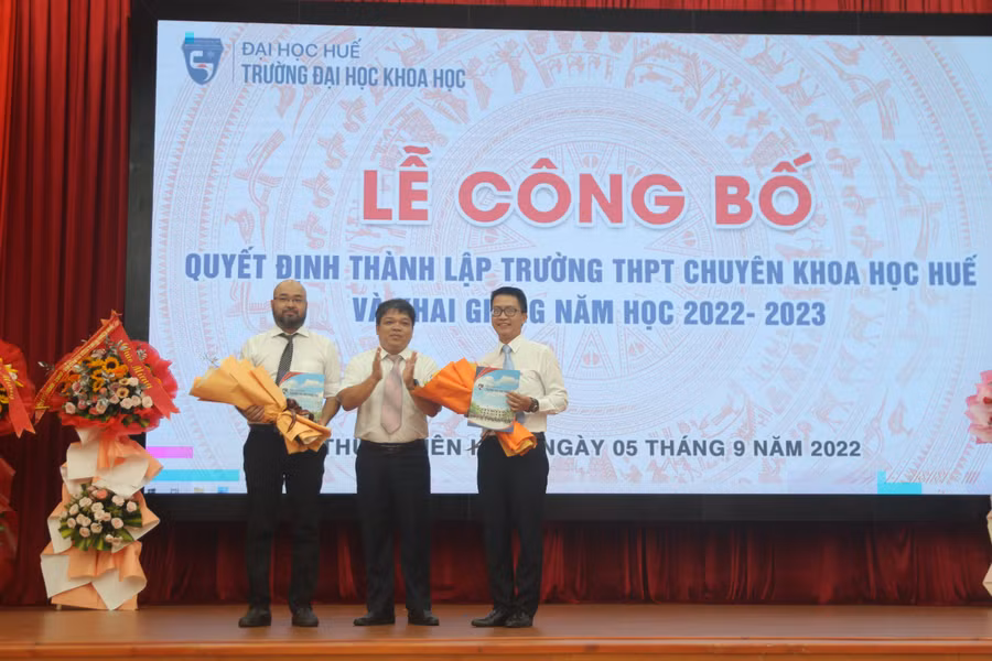 Trao quyết định 2 Phó Hiệu trưởng nhà trường.