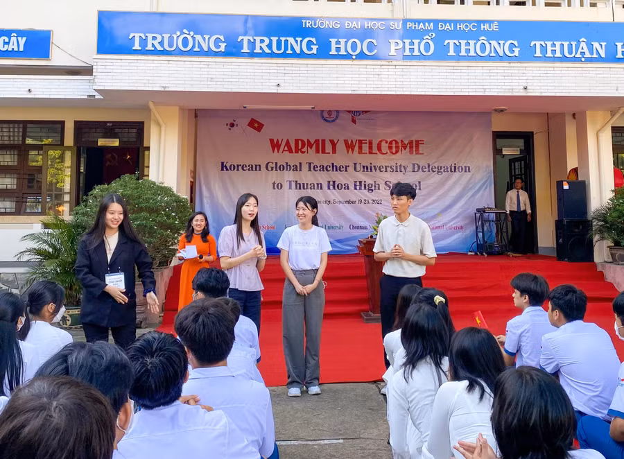 Sinh viên, giảng viên của các trường Đại học Quốc gia Hàn Quốc giao lưu, trò chuyện với học sinh THPT Thuận Hóa.