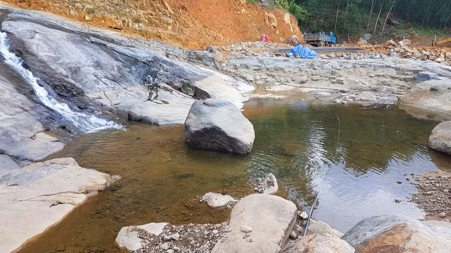 Một vũng hồ được tạo hình do chặn suối. Một vũng hồ được tạo hình do chặn suối.