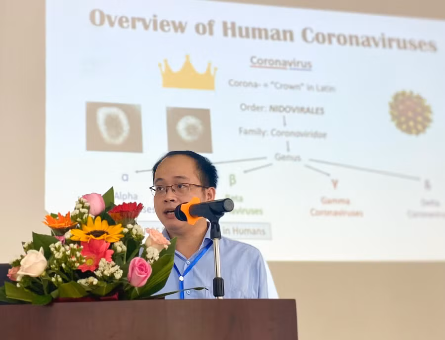 TS. Phạm Minh Quân – Viện Hóa học các hợp chất thiên nhiên, trình bày tham luận “Những kết quả cập nhật trong nghiên cứu sàng lọc, tìm kiếm nhanh các hoạt chất tiềm năng ức chế thụ thể Main Protease của Virus SARS-CoV-2”.