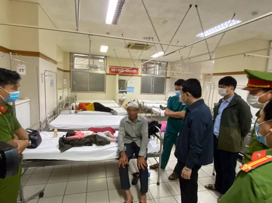 Đoàn các sở ban ngành tỉnh Thừa Thiên - Huế thăm các nạn nhân tại Bệnh viện Trung ương Huế.