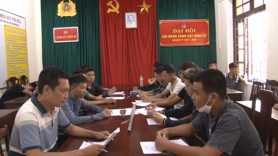 Công an TP Huế làm việc với các đối tượng thanh niên hung hãn.