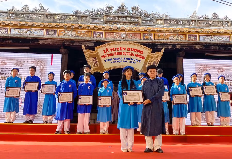Ông Phan Ngọc Thọ - Phó Bí thư Thường trực Tỉnh ủy trao tặng bằng khen cho học sinh. Ông Phan Ngọc Thọ - Phó Bí thư Thường trực Tỉnh ủy trao tặng bằng khen cho học sinh.
