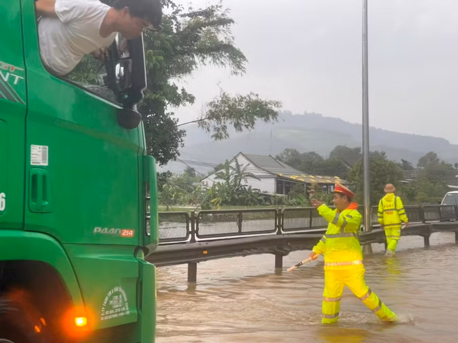 Một tài phụ ngoái đầu ra cửa kính để nhìn chỉ dẫn của cảnh sát và báo lại cho tài chính lái qua đoạn nước lũ. Một tài phụ ngoái đầu ra cửa kính để nhìn chỉ dẫn của cảnh sát và báo lại cho tài chính lái qua đoạn nước lũ.