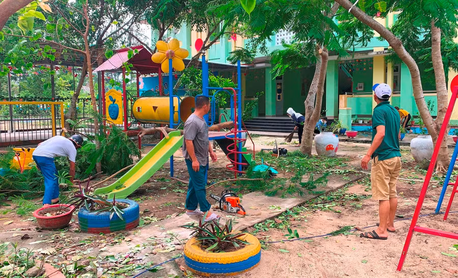Một số trường huy động thêm các thầy giáo, người dân cùng đến dọn dẹp.
