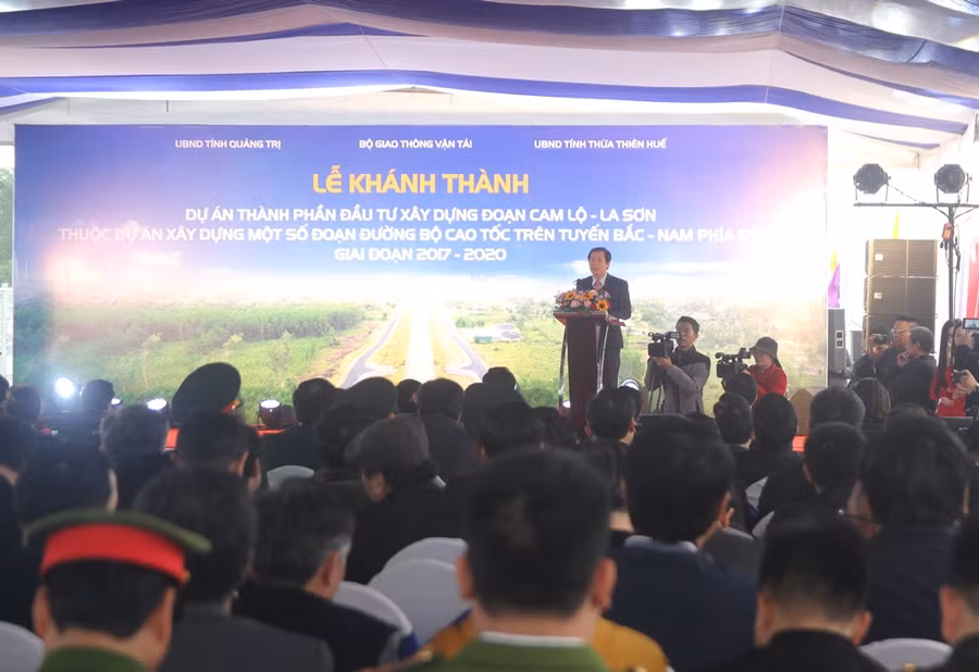 Ông Nguyễn Văn Phương - Chủ tịch UBND tỉnh Thừa Thiên - Huế phát biểu chúc mừng cao tốc Cam Lộ - La Sơn khánh thành.