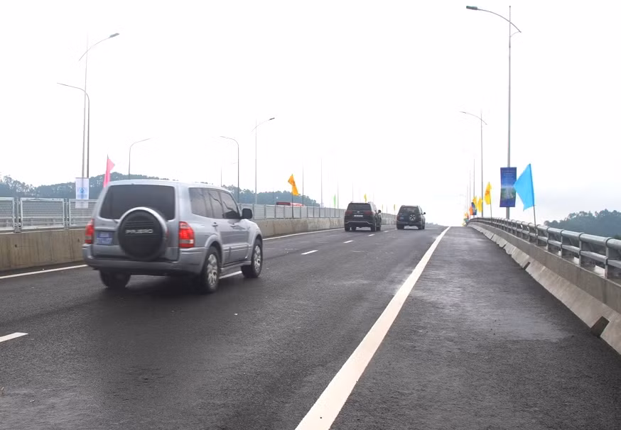 Cao tốc chính thức đưa vào khai thác, sử dụng rút ngắn quảng đường giữa 2 tỉnh Thừa Thiên - Huế và Quảng Trị.