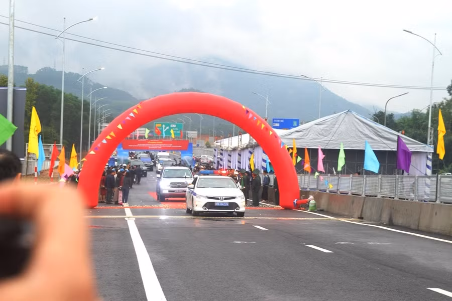 Những xe ô tô đầu tiên chính thức đi trên cao tốc Cam Lộ - La Sơn ở lễ khánh thành.