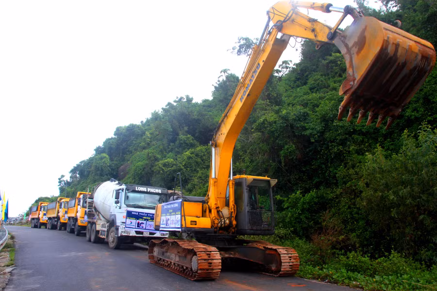 Các xe làm nghi thức khởi công dự án 757 tỷ đồng. Các xe làm nghi thức khởi công dự án 757 tỷ đồng.