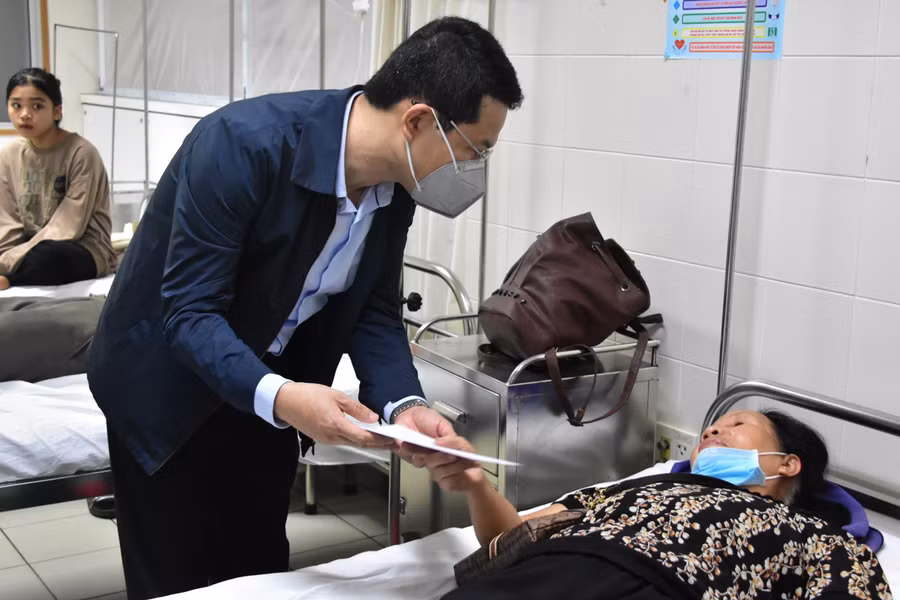Ông Hoàng Hải Minh - Phó Chủ tịch UBND tỉnh Thừa Thiên - Huế thăm, động viên và hỗ trợ các nạn nhân.