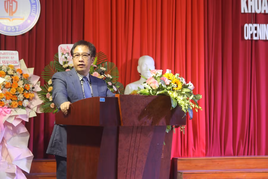 PGS.TS. Lê Anh Phương, Giám đốc ĐH Huế, Hiệu trưởng Trường ĐH Sư phạm, ĐH Huế phát biểu khai mạc.