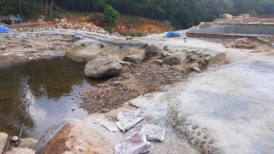 Việc xây dựng, chặn dòng thác nước từ phía trên xuống dưới hạ nguồn được tiến hành kỹ lưỡng, gần như thành hình một khu du lịch sinh thái dù chưa có giấy phép nào. Việc xây dựng, chặn dòng thác nước từ phía trên xuống dưới hạ nguồn được tiến hành kỹ lưỡng, gần như thành hình một khu du lịch sinh thái dù chưa có giấy phép nào.