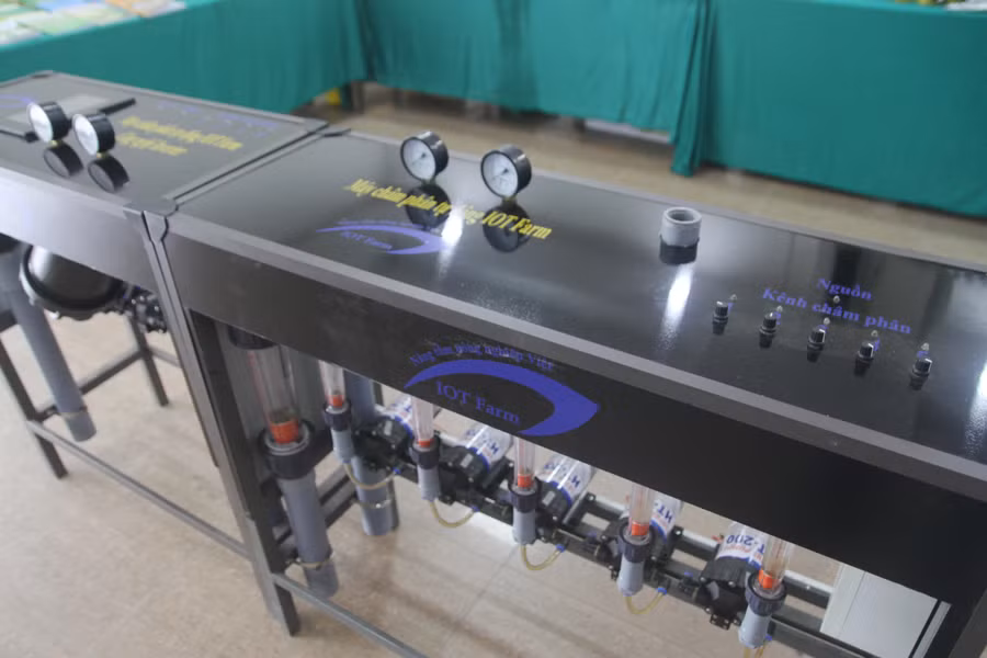 Máy châm phân tự động IOT Farm. Máy châm phân tự động IOT Farm.