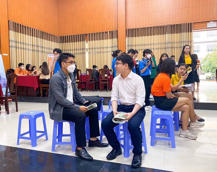 Các sinh viên trao đổi với nhau về việc lựa chọn đơn vị tuyển dụng.