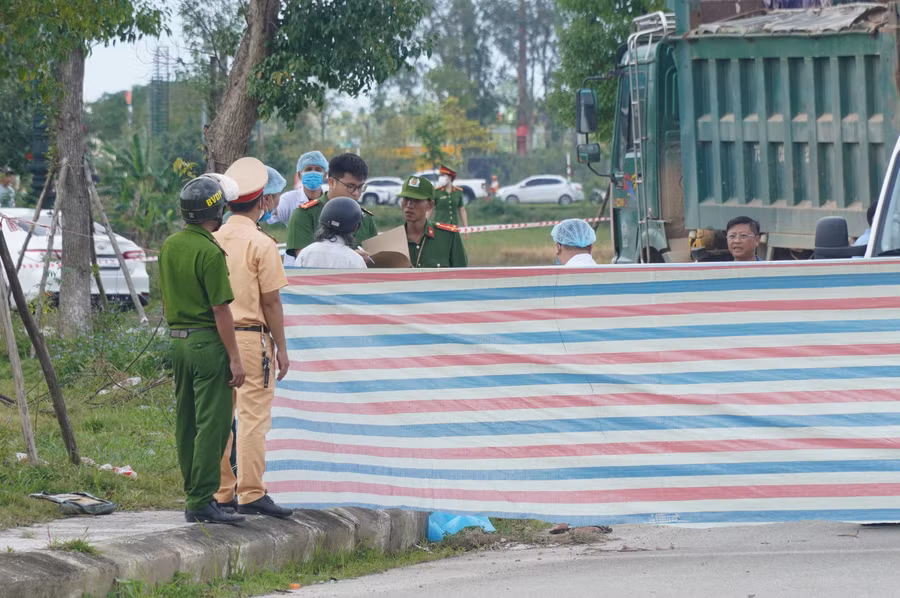Công an khoanh hiện trường để điều tra. Công an khoanh hiện trường để điều tra.