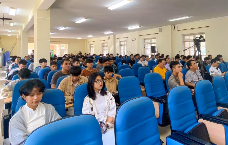 Ngày hội việc làm thu hút nhiều đại biểu, doanh nghiệp của Nhật Bản tại Việt Nam và hàng trăm sinh viên tham gia.