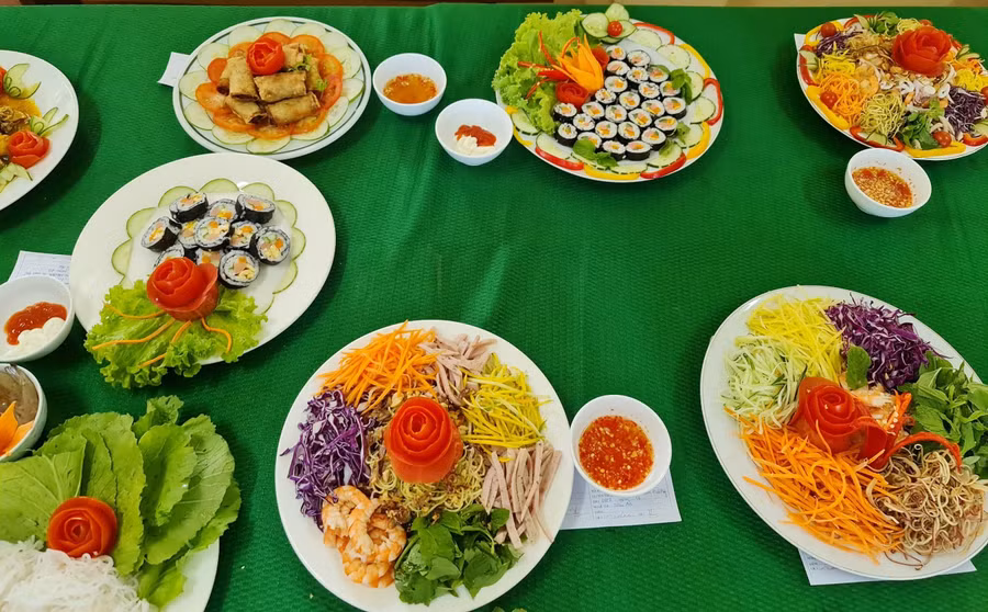 Nhiều món ăn ngon, đẹp mắt được các em thực hiện bài bản. Từ nghề nấu ăn có thể tạo cơ sở cho học sinh học nghề bếp sau này và phục vụ ở vùng đất du lịch Huế vốn có ưu thế nhiều món ăn ngon. Nhiều món ăn ngon, đẹp mắt được các em thực hiện bài bản. Từ nghề nấu ăn có thể tạo cơ sở cho học sinh học nghề bếp sau này và phục vụ ở vùng đất du lịch Huế vốn có ưu thế nhiều món ăn ngon.