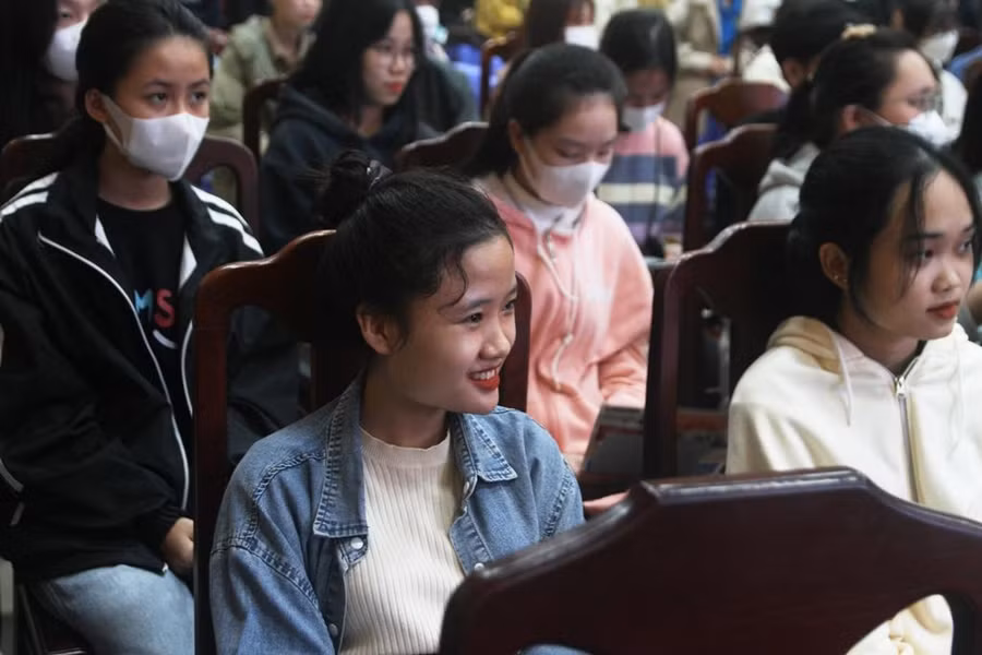 Chia sẻ của diễn giả thu hút nhiều sinh viên. Chia sẻ của diễn giả thu hút nhiều sinh viên.