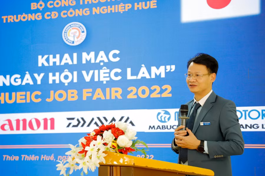TS. Phạm Văn Quân – Hiệu trưởng Trường Cao đẳng Công nghiệp Huế chia sẻ tại Ngày hội việc làm.