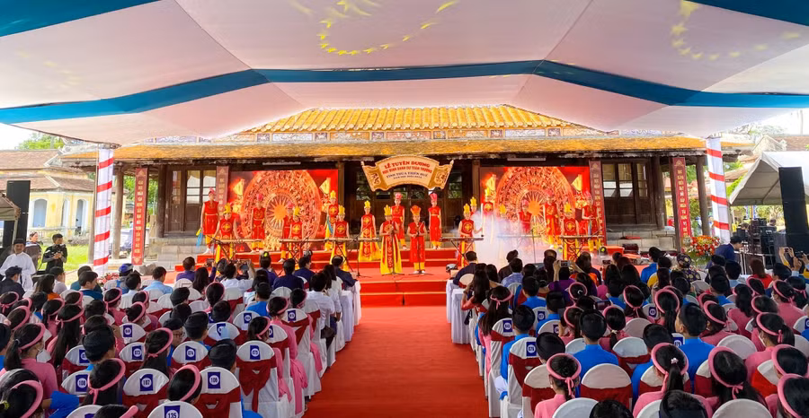 Văn nghệ chào mừng đậm đà bản sắc dân tộc. Văn nghệ chào mừng đậm đà bản sắc dân tộc.