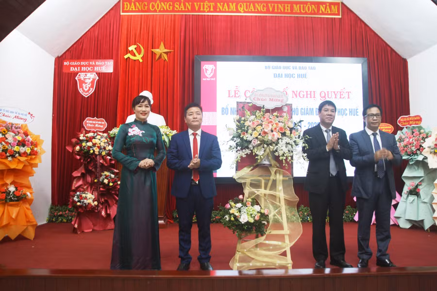 Hai Phó Giám đốc TS. Đỗ Thị Xuân Dung và TS. Bùi Văn Lợi (theo thứ tự từ trái qua) nhận hoa chúc mừng từ PGS.TS. Huỳnh Văn Chương - Chủ tịch Hội đồng Đại học Huế và PGS.TS. Lê Anh Phương - Giám đốc Đại học Huế trao tặng.