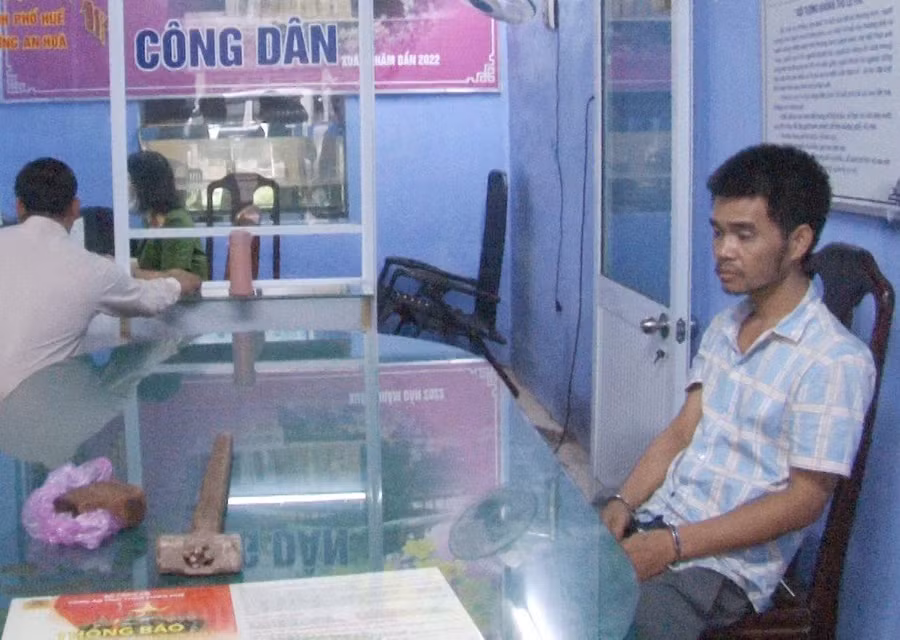 Tuấn và các vật dùng đập phá kính ô tô. Tuấn và các vật dùng đập phá kính ô tô.