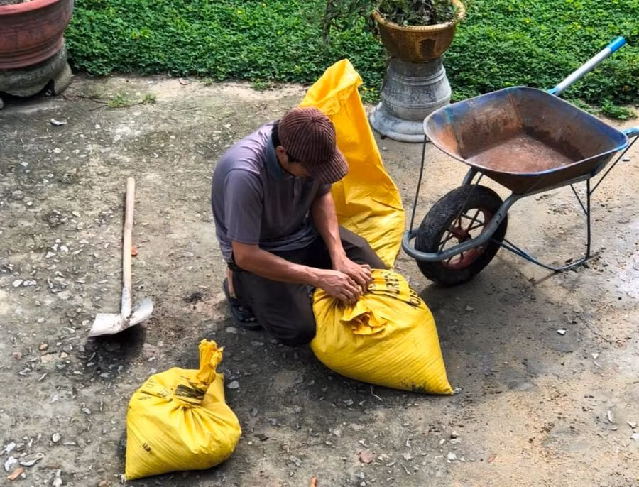 "Chúng tôi cũng thông báo đến cán bộ, giáo viên, nhân viên, người lao động và học sinh tuyệt đối không đến những nơi nước lũ nguy hiểm, nơi có vùng nước sâu, dễ gây sạt lở, không tụ tập đi xem nước; và tạo điều kiện cho người dân tránh trú bão, lũ trong điều kiện cho phép" - cô Hương trao đổi nhanh.