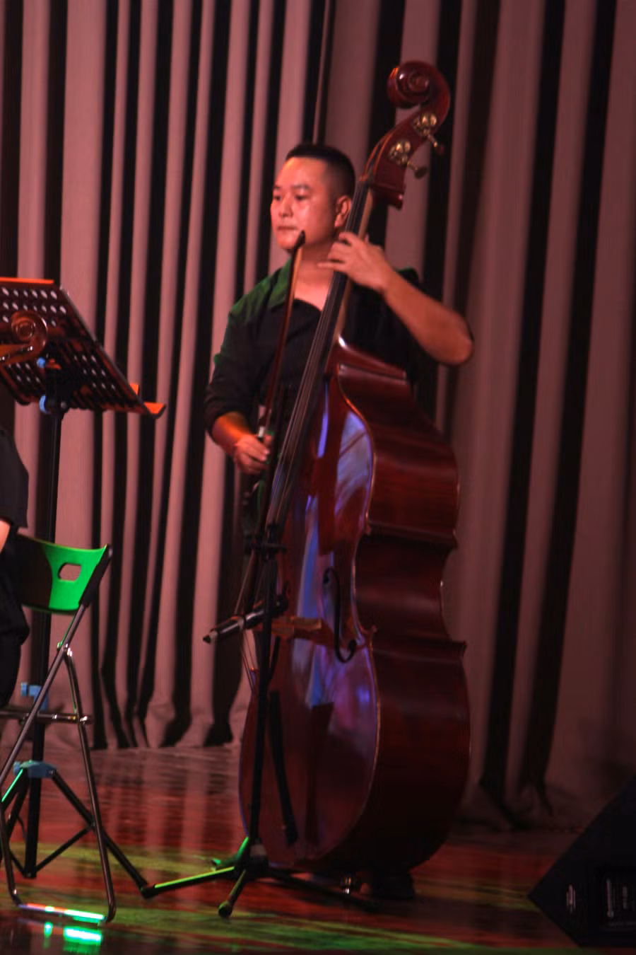 Một nhạc sĩ chơi Cello trong dàn nhạc.