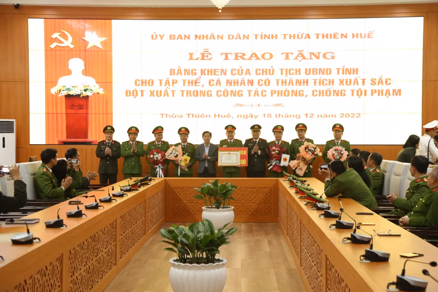 Chủ tịch UBND tỉnh Thừa Thiên - Huế khen thưởng "nóng" Ban chuyên án triệt phá đường dây ma túy "khủng" gần 5kg.