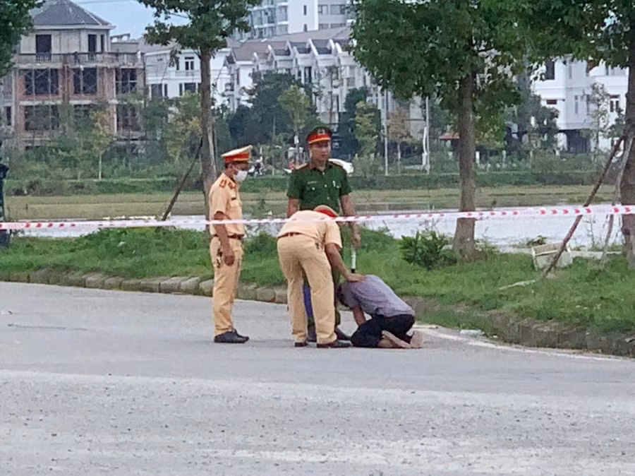 Cảnh sát giao thông động viên người chồng đang gục ngã, gào khóc thảm thiết. Cảnh sát giao thông động viên người chồng đang gục ngã, gào khóc thảm thiết.