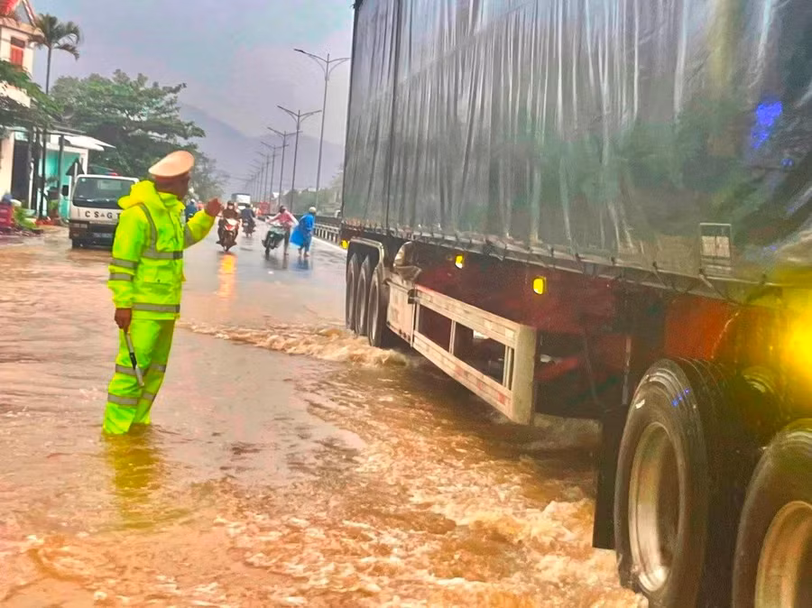 Mưa vẫn rất lớn trong sáng cùng ngày. Mưa vẫn rất lớn trong sáng cùng ngày.