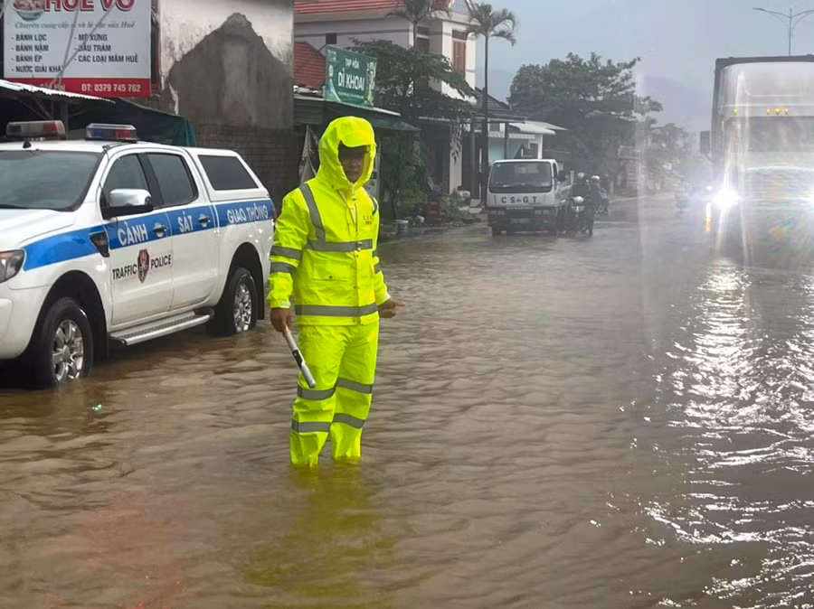 Mưa lớn khiến nhiều đoạn trên Quốc lộ 1 ngập 0,3-0,4m. Mưa lớn khiến nhiều đoạn trên Quốc lộ 1 ngập 0,3-0,4m.