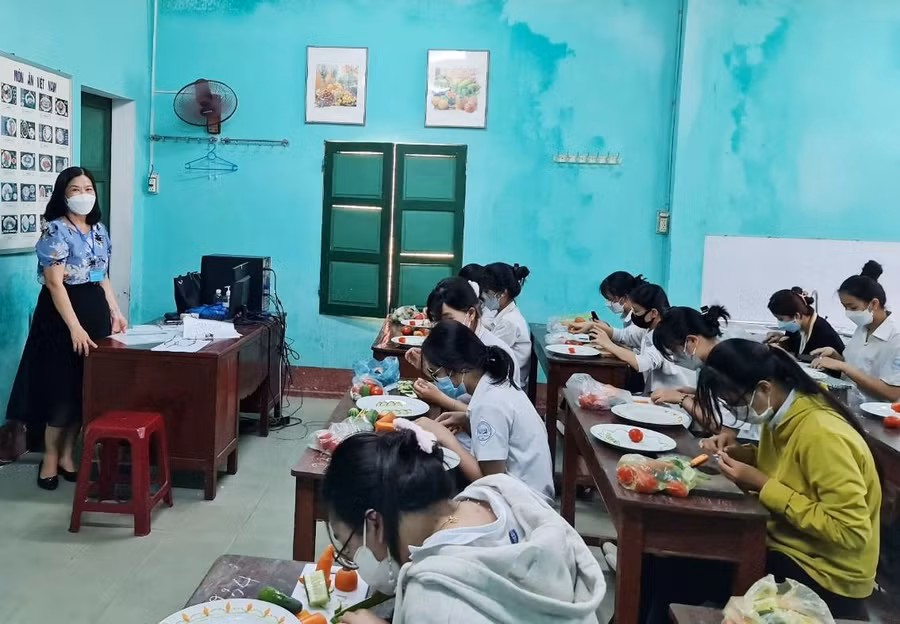 Những tiết học tại các trường ở tỉnh Thừa Thiên - Huế đang xem trọng việc hướng nghiệp cho học sinh và lồng bài giảng về nghề nghiệp như môn Nấu ăn. Những tiết học tại các trường ở tỉnh Thừa Thiên - Huế đang xem trọng việc hướng nghiệp cho học sinh và lồng bài giảng về nghề nghiệp như môn Nấu ăn.