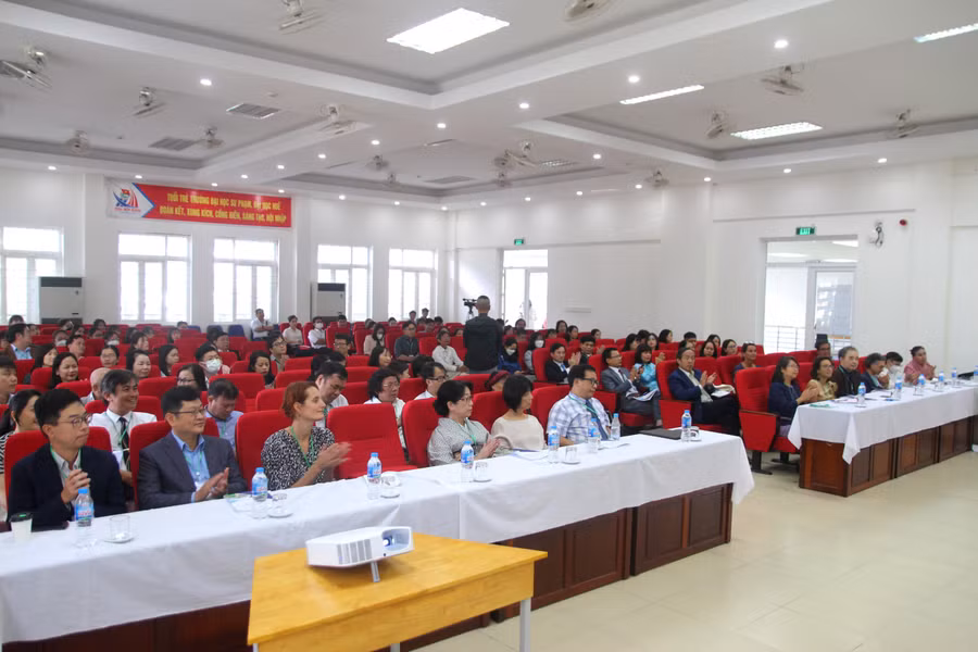 Nhiều diễn giả, nhà khoa học đến từ các tổ chức, đơn vị giáo dục uy tín của Việt Nam, Pháp và Nhật Bản trình bày phiên khai mạc và 7 phiên với 6 chủ điểm về giao lưu văn hóa, giáo dục 3 quốc gia. Nhiều diễn giả, nhà khoa học đến từ các tổ chức, đơn vị giáo dục uy tín của Việt Nam, Pháp và Nhật Bản trình bày phiên khai mạc và 7 phiên với 6 chủ điểm về giao lưu văn hóa, giáo dục 3 quốc gia.