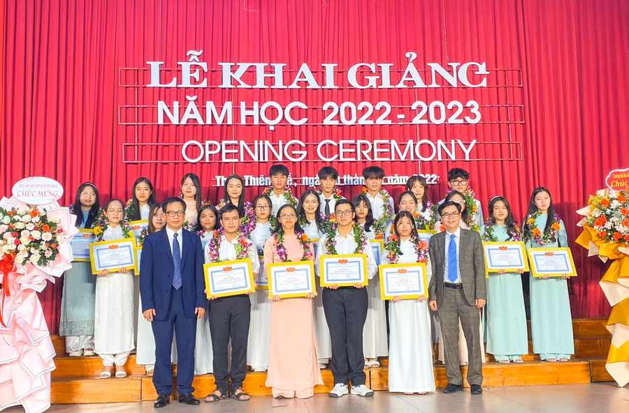 Lãnh đạo trường Đại học Sư phạm, Đại học Huế trao tặng giấy khen cho các tân sinh viên thủ khoa ngành, thủ khoa trường.