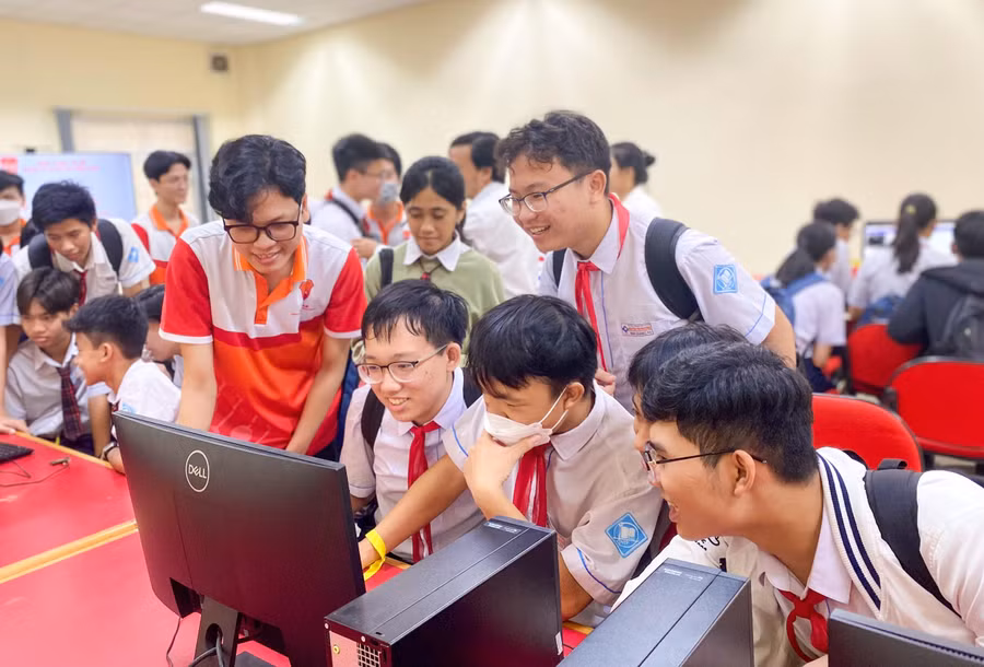 Các học sinh thích thú được thấy nhiều kiến thức thực tế. Các học sinh thích thú được thấy nhiều kiến thức thực tế.