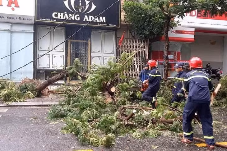 Lực lượng Cảnh sát Phòng cháy chữa cháy và Cứu nạn cứu hộ Công an tỉnh Thừa Thiên - Huế dọn cây xanh bị gãy đổ chắn ngang các đường ở TP Huế.