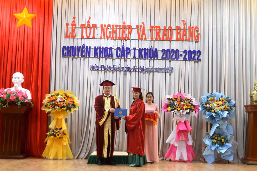 GS.TS. Nguyễn Vũ Quốc Huy - Hiệu trưởng Trường Đại học Y Dược - Đại học Huế trao bằng cho các học viên.