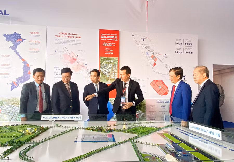 Ông Võ Văn Thưởng - Ủy viên Bộ Chính trị - Thường trực Ban Bí thư Trung ương Đảng (thứ 3 từ trái qua); ông Phạm Bình Minh - Phó Thủ tướng Thường trực Chính phủ (thứ 2 từ trái qua) cùng lãnh đạo tỉnh tham quan mô hình Khu Công nghiệp Gilimex.
