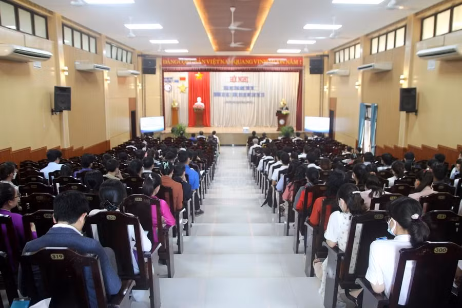 Hội nghị Khoa học Công nghệ tuổi trẻ Trường ĐH Y Dược, ĐH Huế quy tụ 72 đề tài đa dạng trong các lĩnh vực đào tạo của nhà trường. Hội nghị Khoa học Công nghệ tuổi trẻ Trường ĐH Y Dược, ĐH Huế quy tụ 72 đề tài đa dạng trong các lĩnh vực đào tạo của nhà trường.