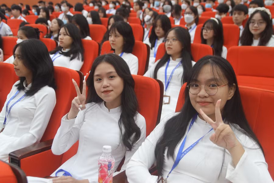 Các học sinh Trường THPT chuyên Khoa học Huế.