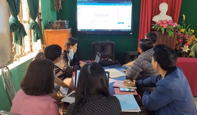 Một buổi sinh hoạt chuyên môn ứng dụng CNTT vào dạy học của các thầy cô giáo Tổ Toán - Lý - Kỹ thuật Công nghiệp, Trường THCS&THPT Hồng Vân, huyện miền núi A Lưới, tỉnh Thừa Thiên - Huế. Một buổi sinh hoạt chuyên môn ứng dụng CNTT vào dạy học của các thầy cô giáo Tổ Toán - Lý - Kỹ thuật Công nghiệp, Trường THCS&THPT Hồng Vân, huyện miền núi A Lưới, tỉnh Thừa Thiên - Huế.