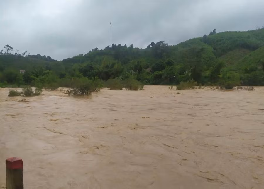 Đường vào nhiều địa phương ở Quảng Trị bị ngập trong nước.